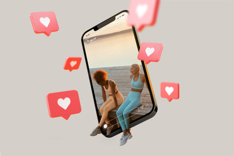 Imagem de duas mulheres cuidando da pele enquanto aparece uma tela de smartphone com ícones de curtidas, representando estratégias de SEO para Instagram.